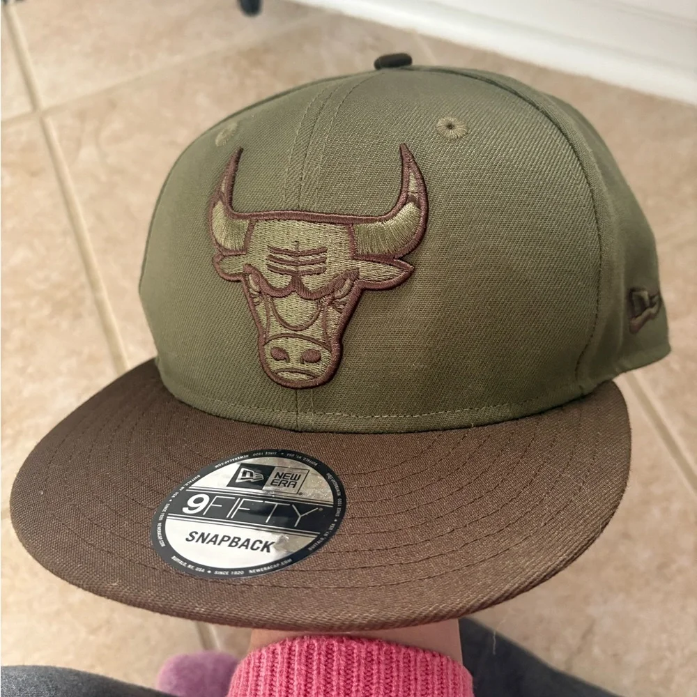 Men's New Era OSFM Olive Chicago Bulls 9FIFTY Snapback Hat with brown brim